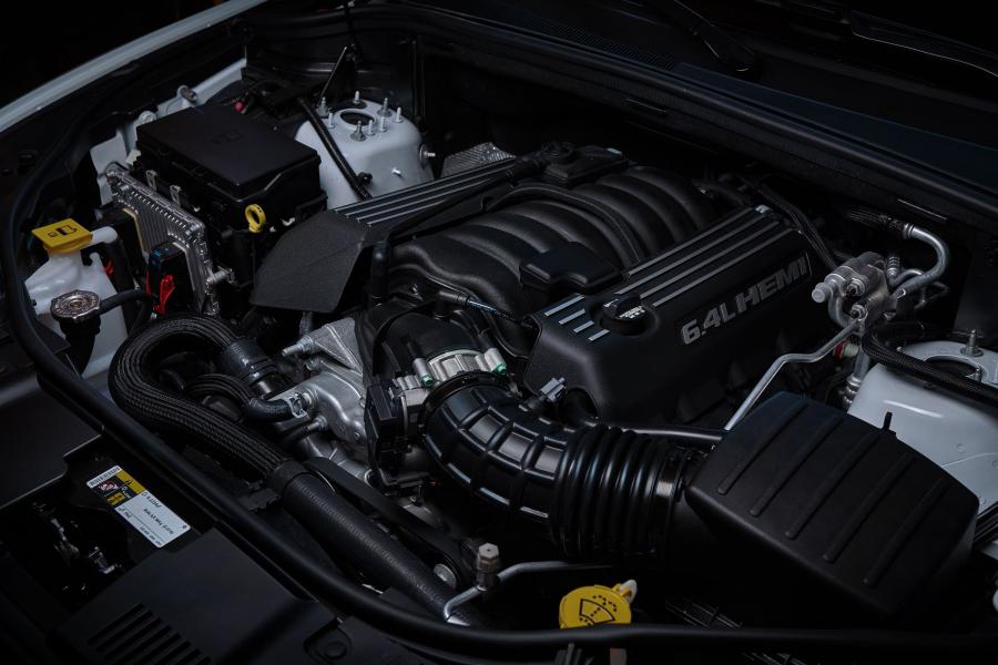Моторный отсек Dodge Durango SRT (WD) 2017 года  (фото 24 из 100)